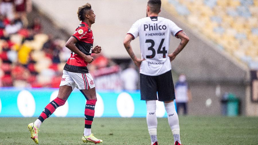  Bruno Henrique, jogador do Flamengo, comemora seu gol durante partida contra o Athletico-PR  - Thiago Ribeiro/AGIF