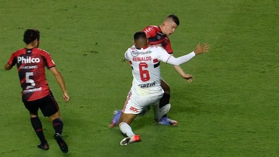 Renato Kayzer, atacante do Athletico, foi atingido por Reinaldo no duelo contra o São Paulo - Reprodução/TV Globo