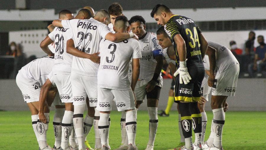 Jogadores do Santos durante entrada em campo para partida contra o Fortaleza no estádio Vila Belmiro  - Fernanda Luz/AGIF