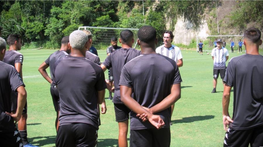 Ricardo Resende, técnico do sub-20 do Botafogo, conversa com elenco durante treino antes da estreia na Copinha - Site oficial Botafogo