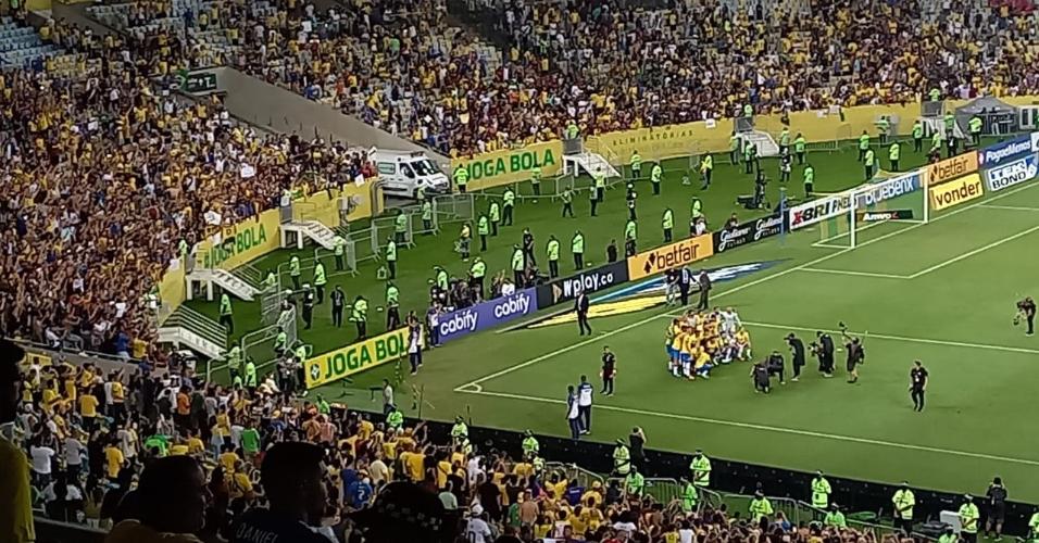 Jogadores da seleção brasileira agradecem apoio da torcida no Maracanã após vitória sobre o Chile, pelas Eliminatórias
