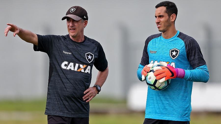 Flavio Tenius, preparador de goleiros do Botafogo, e Gatito - Vitor Silva/SSPress/Botafogo