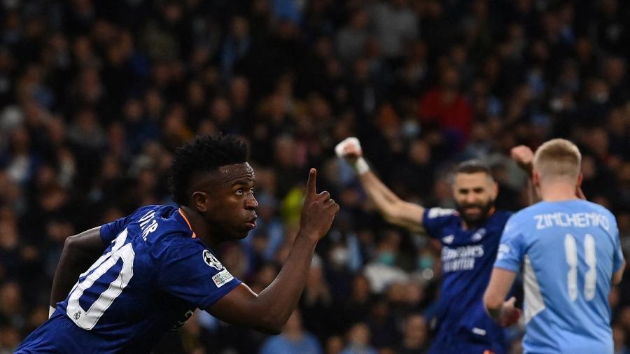 Vinicius Junior comemora seu gol, o segundo do Real Madrid contra o Manchester City, pelas semifinais da Champions League - Paul ELLIS / AFP