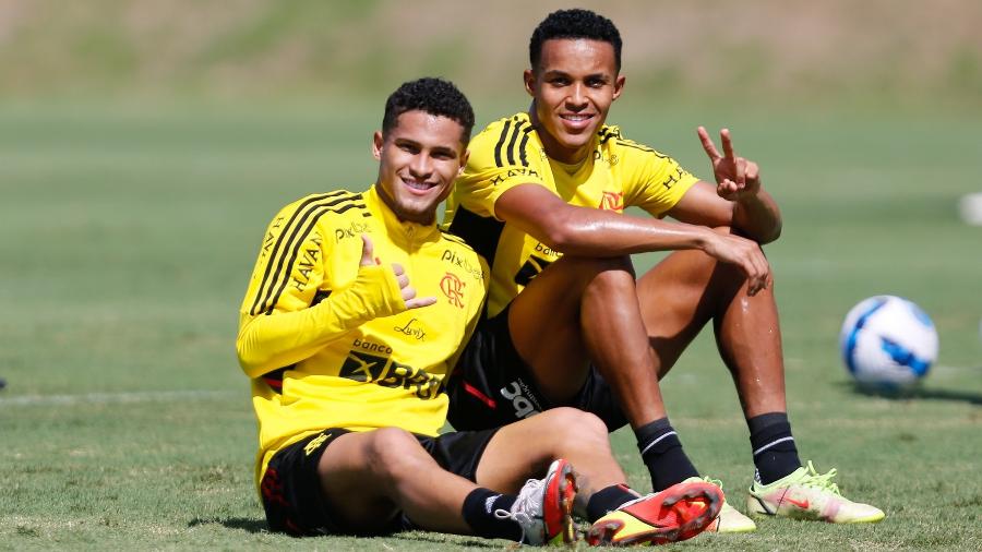 João Gomes e Lázaro durante treino do Flamengo no Ninho do Urubu - Gilvan de Souza/Flamengo