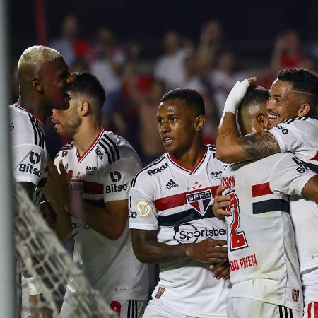 Luciano jogador do São Paulo comemora seu gol com jogadores do seu time durante partida contra o Santos no Morumbi  - Marcello Zambrana/AGIF