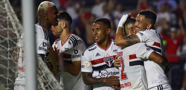 Jogadores do São Paulo comemoram gol de Luciano