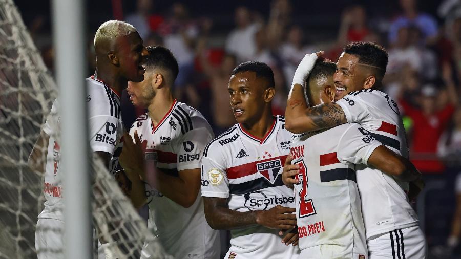 Luciano jogador do São Paulo comemora seu gol com jogadores do seu time durante partida contra o Santos no Morumbi  - Marcello Zambrana/AGIF