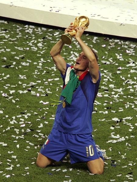 Totti comemora conquistou a Copa do Mundo de 2006 pela seleção italiana - Cathal McNaughton - PA Images/PA Images via Getty Images