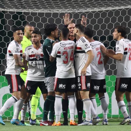 Jogadores do São Paulo cobram de Leandro Vuaden marcação de pênalti na partida contra o Palmeiras - Marcello Zambrana/AGIF