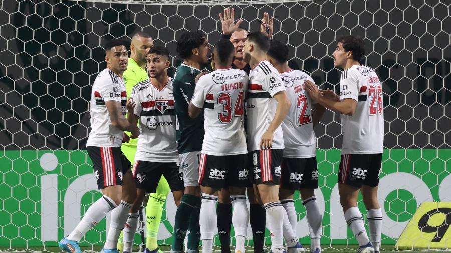 Jogadores do São Paulo cobram de Leandro Vuaden marcação de pênalti na partida contra o Palmeiras - Marcello Zambrana/AGIF
