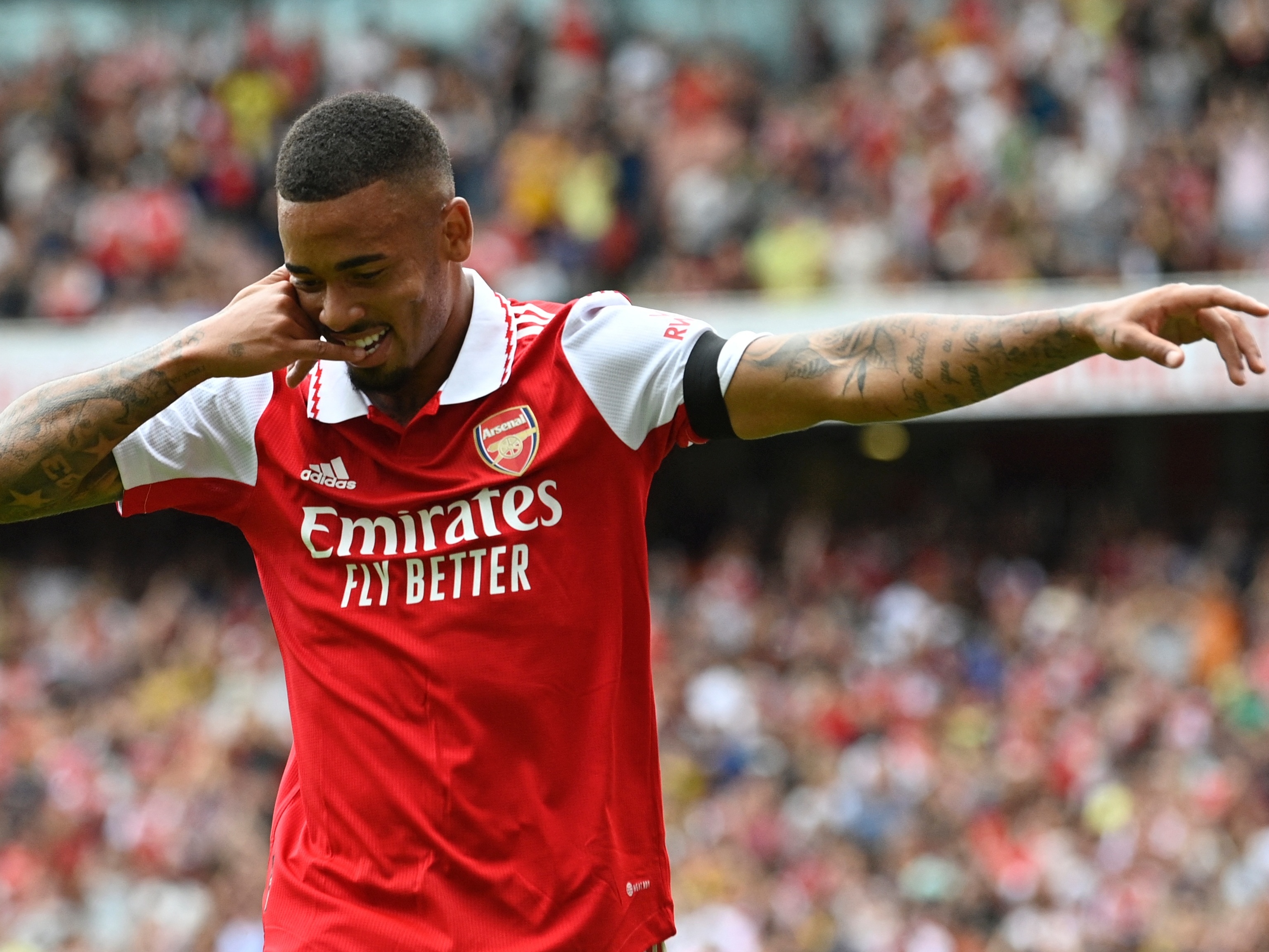 Gabriel Jesus presenteia colega de Arsenal com caneta de R$ 4,6 mil -  Esporte - Extra Online