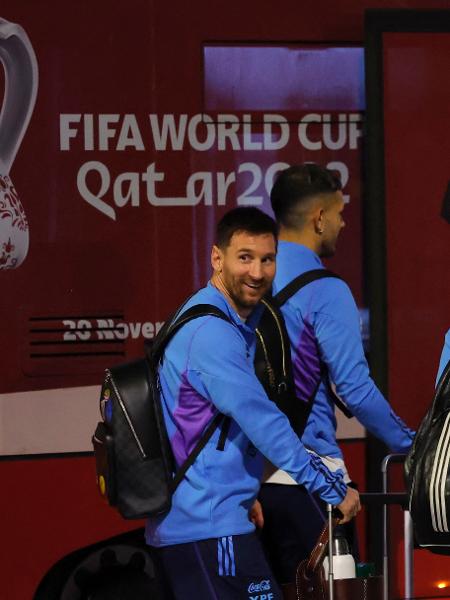 Messi sorridente na chegada da seleção argentina ao Qatar para a Copa do Mundo - Odd ANDERSEN / AFP