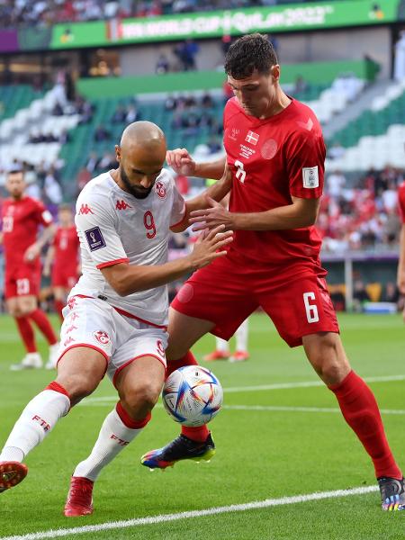 Issam Jebali, da Tunísia, disputa lance com Andreas Christensen, da Dinamarca, durante partida da Copa do Mundo - Justin Setterfield/Getty Images