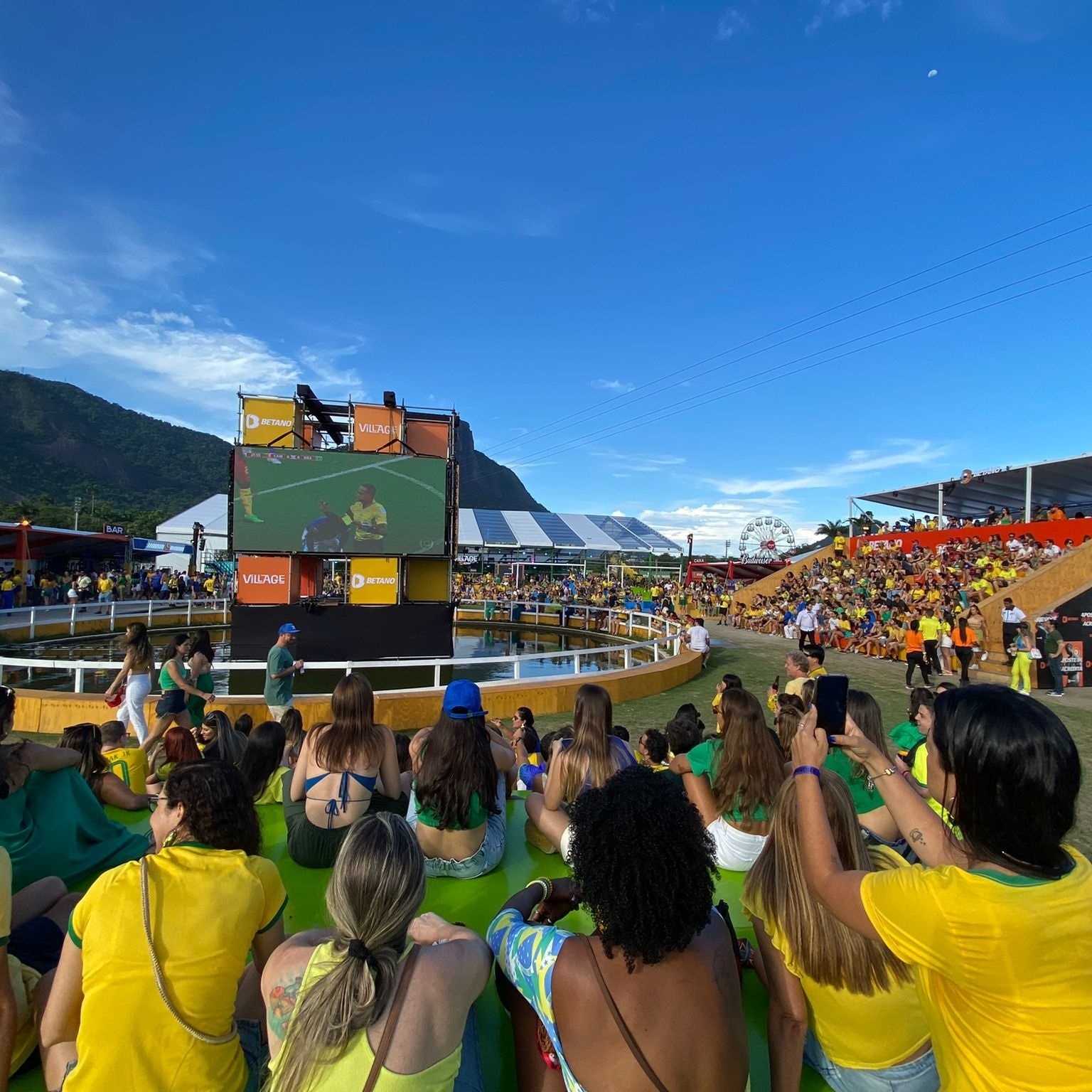 Roda-gigante e tirolesa: nem derrota na Copa esfria festival no Rio