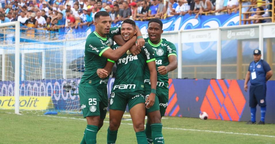 O jogador Rony comemora gol durante partida entre Água Santa e Palmeiras, válida pelo Campeonato Paulista