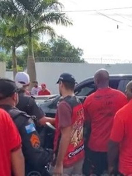 Torcedores do Flamengo protestam na porta do Ninho do Urubu - Reprodução