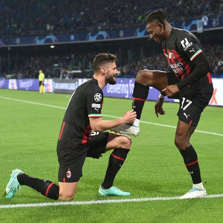 Giroud "limpa" a chuteira de Rafael Leão após assistência em gol do Milan sobre o Napoli - NurPhoto/NurPhoto via Getty Images