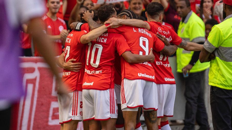 Jogadores do Inter comemoram gol sobre o Flamengo no Brasileirão - RAUL PEREIRA/FOTOARENA/ESTADÃO CONTEÚDO