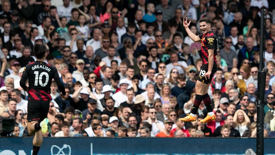 Julián Álvarez salta para comemorar golaço pelo Manchester City contra o Fulham - Gaspafotos/MB Media/Getty Images