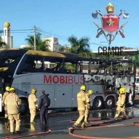 Ônibus de turismo que levava jogadoras de futebol pegou fogo no DF - Divulgação/Corpo de Bombeiros do Distrito Federal