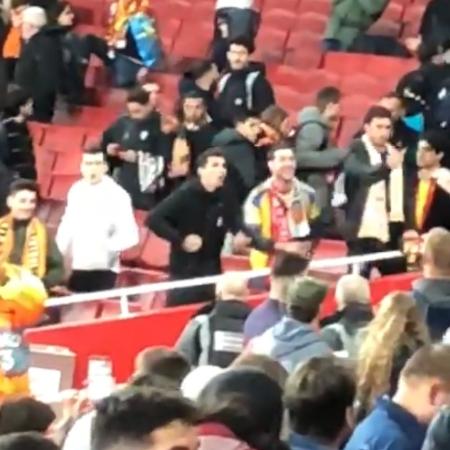 Torcedores do Valencia fazem gesto racista durante jogo contra o Arsenal em 2019, pela Liga Europa - Reprodução/Twitter @tmorrissyswan
