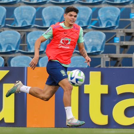 Ayrton Lucas, em treino da seleção brasileira - Divulgação/CBF