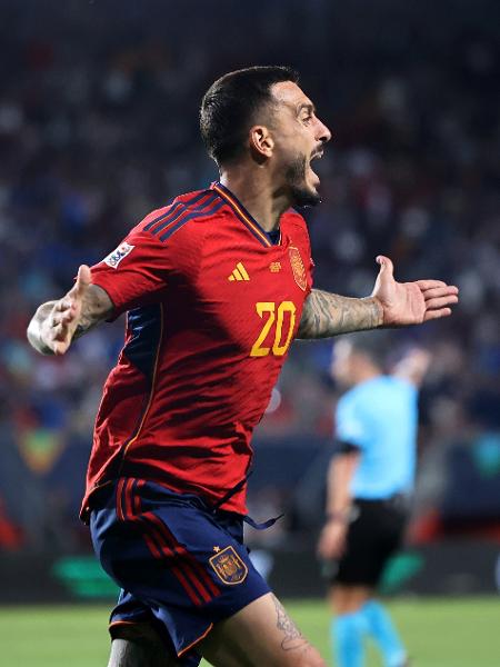 Joselu, da Espanha, comemora após marcar contra a Itália, na Liga das Nações - Christof Koepsel/Getty