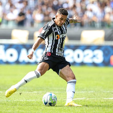 Paulinho em ação pelo Atlético-MG durante partida contra o Bahia