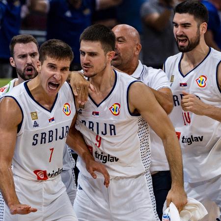 Jogadores da Sérvia comemoram vitória contra o Canadá pela Copa do Mundo de basquete