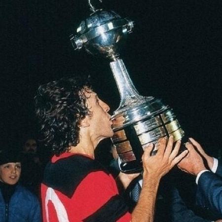 Zico, do Flamengo, beija a taça da Libertadores