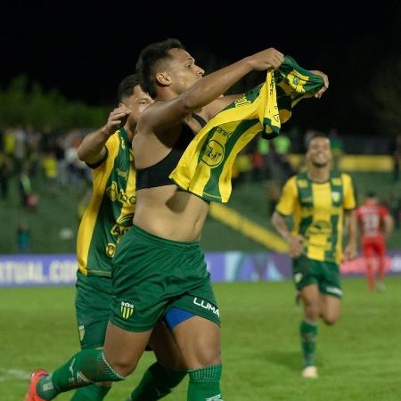 Mateus Anderson, do Ypiranga, comemora seu gol contra o Athletico-PR, pela Copa do Brasil