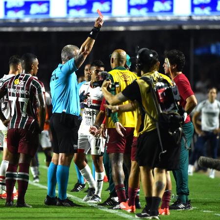 O árbitro Anderson Daronco expulsou o técnico Fernando Diniz, do Fluminense, no jogo contra o São Paulo, pelo Brasileirão