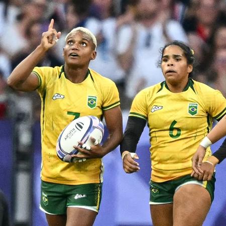 Com a bola, Yasmin Soares celebram ponto que definiu a vitória do Brasil no rúgbi sevens