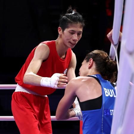 A taiwanesa Yu Ting Lin cumprimenta a búlgara Svetlana Staneva após vitória nas quartas do boxe feminino até 57kg nas Olimpíadas de Paris