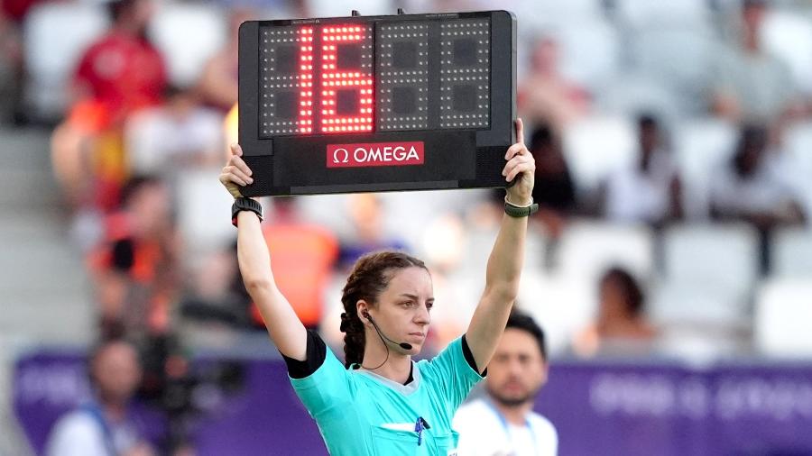 Quarta árbitra exibe tempo de acréscimos durante jogo entre Brasil e Espanha, pelo futebol feminino, nas Olimpíadas de Paris-2024