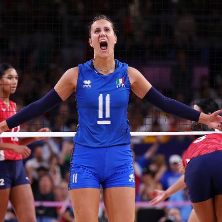 Anna Danesi comemora após a Itália conquistar a medalha de ouro no vôlei nas Olimpíadas de Paris após vencer os Estados Unidos