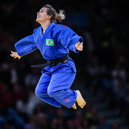 Rosicleide Andrade comemora a conquista da medalha de bronze no judô, nas Paralimpíadas 2024, em Paris.