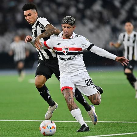 Igor Jesus e Alan Franco disputam a bola em Botafogo x São Paulo - EDUARDO CARMIM/AGÊNCIA O DIA/AGÊNCIA O DIA/ESTADÃO CONTEÚDO