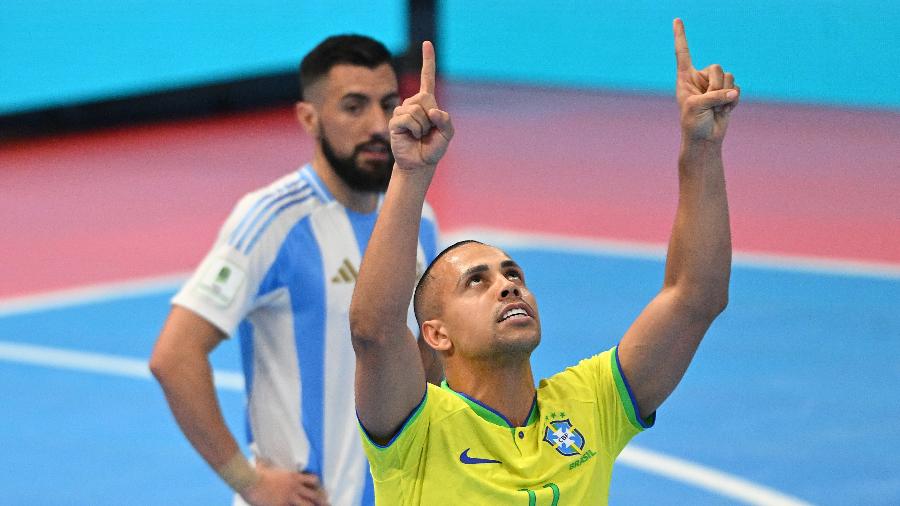 Ferrão comemora o primeiro gol do Brasil na final da Copa do Mundo de Futsal contra a Argentina