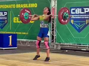 Fenômeno? Brasileira de 13 anos bate recorde ao levantar 77kg em campeonato