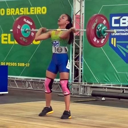 Isanelly Cristina durante Campeonato Brasileiro de Levantamento de Pesos sub-17 - Divulgação/CBLP