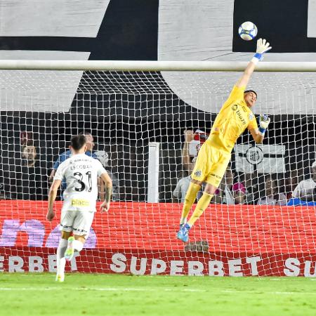 Brazão, do Santos, defende cobrança de falta de Lourenço, do Ceará, durante jogo da Série B