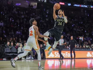 Antetokounmpo comanda e Milwaukee Bucks avança à final da NBA Cup