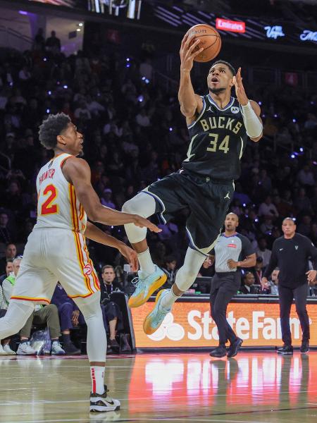 Giannis Antetokounmpo em ação pelo Milwaukee Bucks, contra o Atlanta Hawks, na NBA Cup