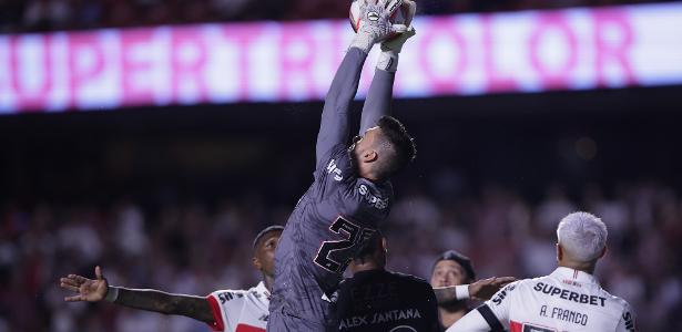São paulo domina clássico e abre placar contra Corinthians com dois gols