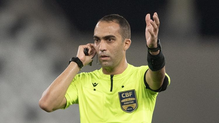 Davi de Oliveira Lacerda foi o árbitro de Botafogo x São Paulo pelo Brasileirão