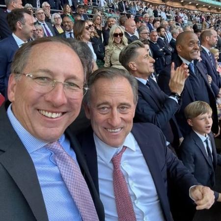 John Textor, dono do Crystal Palace, marcou presença na final da Copa da Inglaterra contra o Manchester City, em Wembley John Textor, dono do Crystal Palace, marcou presença na final da Copa da Inglaterra contra o Manchester City, em Wembley