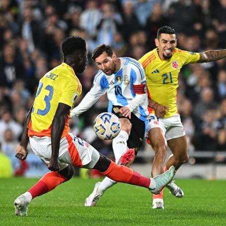 Messi finaliza durante jogo entre Argentina e Colômbia nas Eliminatórias - RODRIGO VALLE/REUTERS
