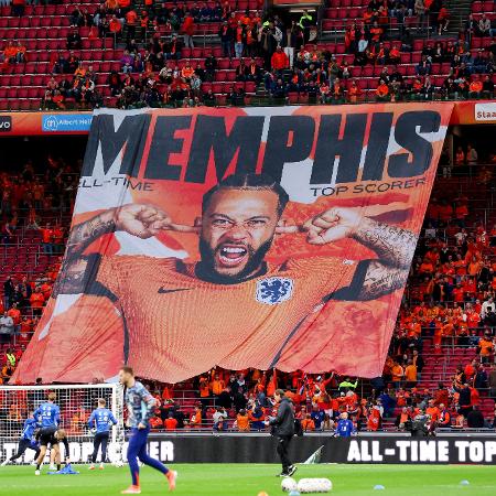 Torcida da Holanda exibe bandeirão em homenagem a Memphis Depay, atacante do Corinthians