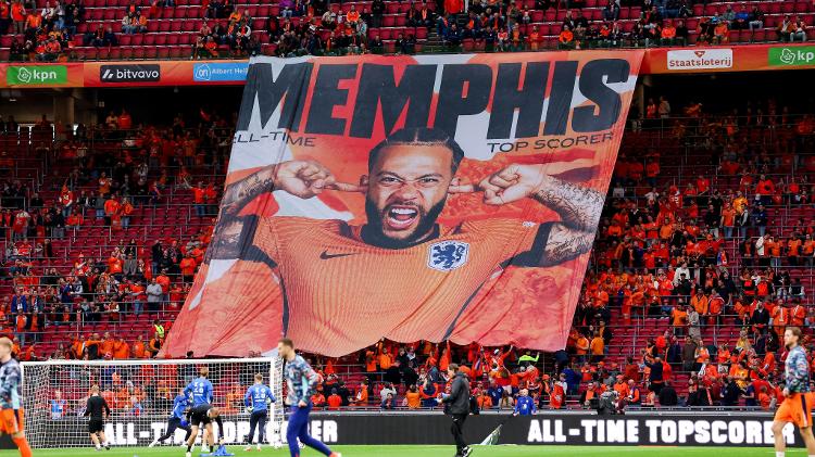 Torcida da Holanda exibe bandeirão em homenagem a Memphis Depay, atacante do Corinthians Torcida da Holanda exibe bandeirão em homenagem a Memphis Depay, atacante do Corinthians